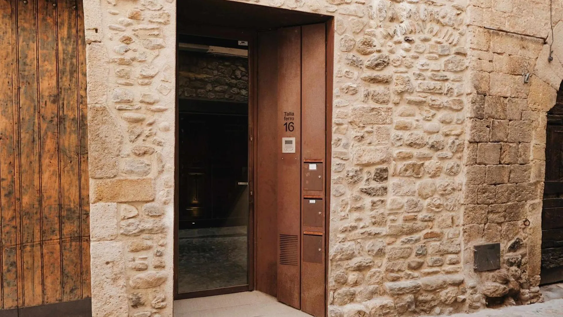 El Call, Atic Con Vistas Al Puente De Besalú Apartmán